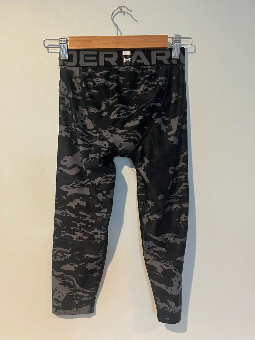 Under Armour Boys HeatGear Fitted Camo Compression Leggings, Size Youth Medium